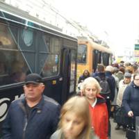 Ранок у Тернополі: маршруток немає, а тролейбуси переповнені — люди йдуть на роботу пішки. Відео, фото