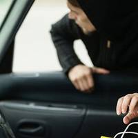 У Тернополі злодій спробував обікрасти автомобіль на очах у його власника
