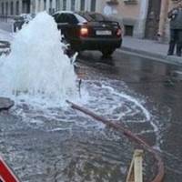 Аварія на водогоні у центрі Тернополя паралізувала рух транспорту