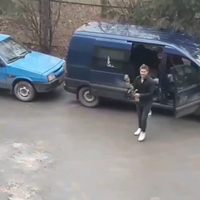 У Кременці чоловік біля пологового подякував дружині за сина флешмобом. Відео