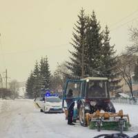 У Тернополі п'яні трактористи прибирають дорогу від снігу (ВІДЕО)