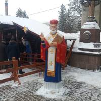 У центрі Тернополя встановили двометрового святого Миколая