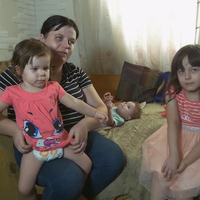 Зворушлива історія матері-одиначки: у свої 24 стала вдовою з чотирма дітьми. Відео
