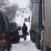 На трасі Тернопіль – Івано-Франківськ застрягли десятки автомобілів (ВІДЕО)