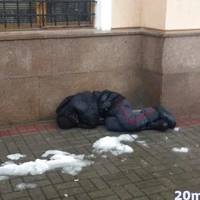 Медичні працівники тернопільського вокзалу відмовлялись допомогти чоловіку, який лежав біля медпункту (Відео)