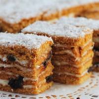 Медівник з чорносливом і горіхами. Запевняю вас, нічого смачнішого в житті ви не їли! Приголомшливо смачний, ароматний і просто тане в роті!