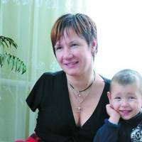 Історія приголомшила всю Україну: жінка з Залізців, яка народилася без рук, сама виховує двоє малих дітей. Відео
