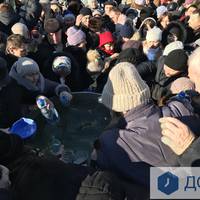 Тернополяни влаштували штовханину, щоб першими набрати йорданської води. Відео