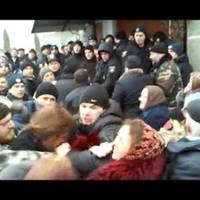 На Тернопільщині московський піп кидався з кулаками на поліцію та прихожан ПЦУ (ВІДЕО)
