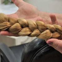 Молоді тернополянки обрізають коси заради онкохворих дітей (Відео)