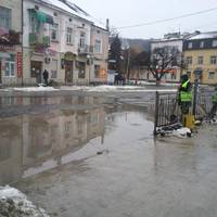 Водій у Тернополі висміяв роботу комунальників, які у мокрий сніг латають ями. Відео