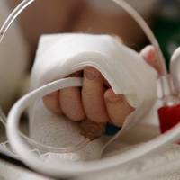 Тернополян просять здати кров для маленької недоношеної дівчинки