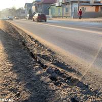 На вулиці Збаразькій залатали тріщини на тротуарі