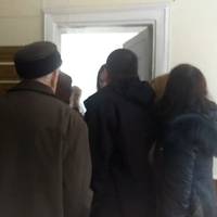 У тернопільській поліклініці люди із «живої» черги напали на жінку, що записалася до лікаря онлайн (Відео)