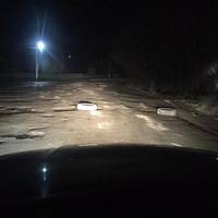 У селі Біла на Тернопільщині ями на дорозі позакладали автомобільними шинами