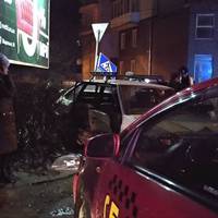 Таксі на дорозі, легківка на тротуарі: вночі на Бандери трапилася ДТП (фото)