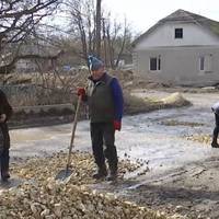 НА ТЕРНОПІЛЬЩИНІ ДО РЕМОНТУ ДОРОГИ СТАЛИ ЖІНКИ, СВЯЩЕНИК, СІЛЬСЬКИЙ ГОЛОВА І ДІД З КОБИЛОЮ