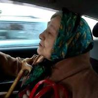 Таксист не взяв гроші з 90-річної пасажирки лише тому, що дізнався куди вона їхала. Сyмна історія, від якої на душі стає світліше