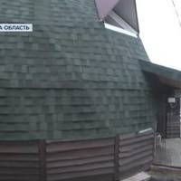 Неподалік Тернополя родина вчителів побудувала будинок з непотребу