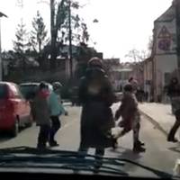 У Тернополі вчителька з десятками учнів порушувала правила і переходила дорогу перед автівками (Відео)