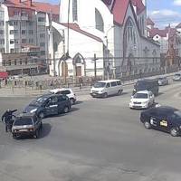 “Махач” у Тернополі на дорозі: агресивний водій витягнув биту до порушника правил (ВІДЕО)