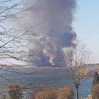 Стовп диму  видно за кілометри: поблизу Тернополя знову горить суха трава .Відео