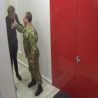 Нардеп Олег Барна побився з представником команди Зеленського в коридорах телеканалу (Відео)