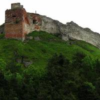 Хотіла сфотографуватись – на Тернопільщині 16-річна дівчина сильно постраждала через падіння з 5-метрової висоти