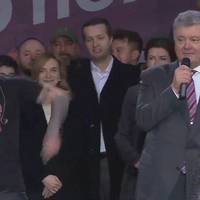 Порошенко присвятив пісню Зеленському — заспівав зі сцени під «Олімпійським» (відео)
