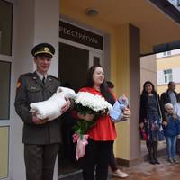 У Тернополі сім’ю військових з немовлям біля пологового зустрічав оркестр. ВІДЕО