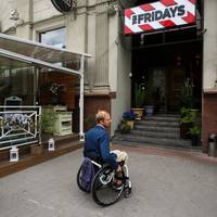 Відтепер усі заклади харчування в Україні повинні бути доступними для людей з інвалідністю