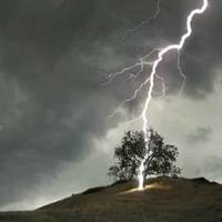 Правила поведінки під час грози, якщо ви знаходитесь під час грози на відкритій місцевості