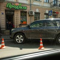 Подробиці ДТП у центрі: на пішохідному переході збили 86-річного чоловіка, він у лікарні. ВІДЕО