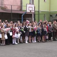 Щирі емоції та запальні танці: останній дзвінок в Українській гімназії ім.І. Франка