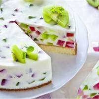 2 яйця, 2 столові ложки цукру, 8 г ванільного цукру… Навіть не віриться, а вийшов “Торт з желе та фруктами”!