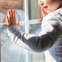 З вікна приватного будинку у Тернополі випав півторарічний малюк. Дитина у важкому стані