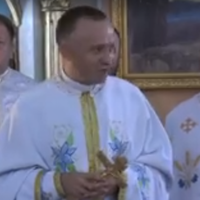 Змінити життя ніколи не пізно: вчитель з Тернопільщини став священиком та тепер їздить на Донбас (ВІДЕО)