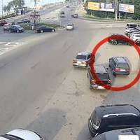 З’явилося відео, як автомобіль поїхав без водія і врізався в зупинку