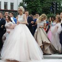 Святковою колоною центром міста пройшли випускники загальноосвітніх шкіл Тернополя