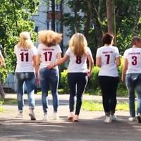 Батьки тернопільських випускників оригінально привітали дітей із закінченням школи (відео)