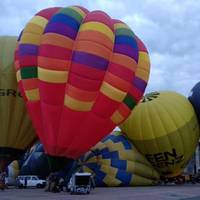 У центрі Тернополя в небо запустили 7 повітряних куль (фото, відео)