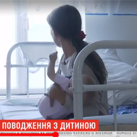 На Кременеччині викликали поліцію до п'яної матері через жорстоке поводження з немовлям: відео ТСН