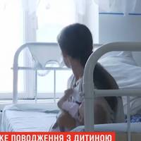 “Ногою в обличчя”: сусідки розповіли журналістам, як повела себе п’яна матір, коли вони намагалися врятувати дитину (Відео)