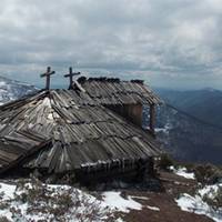 На високогір’ї Карпат виявили старовинну хатину: унікальній знахідці немає рівних