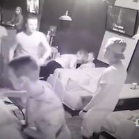 Розбита голова та синяки по тілу: в одному з нічних клубів Тернополя побили чоловіка. Поліція шукає зловмисників. ВІДЕО