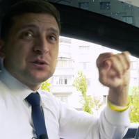 Зеленський за кермом Tesla звернувся до українців напередодні виборів (відео)