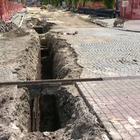 Триває ремонт вулиці Чорновола: вже встановили нові труби тепломережі і газопроводу. Відео