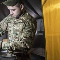 З передової на виборчу дільницю: як голосують українські військові на Донбасі