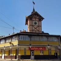 У Чорткові чоловік чверть століття опікується швейцарським годинником на ратуші.Відео