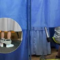 Виборець зі спущеними штанами підірвав мережу: стало відомо, хто він